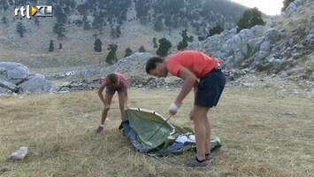 Love In The Wild 'Job weet niet eens hoe je een tentstok in elkaar zet'