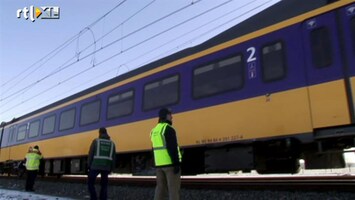 RTL Z Nieuws Zelfs Ronald Plasterk moet op een krant zitten in een stilstaande trein