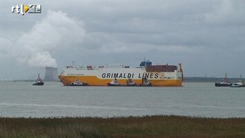 RTL Nieuws Vastgelopen vrachtschip weer los