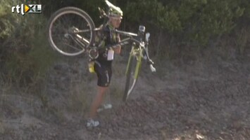 RTL Nieuws Mountainbiker knalt op antilope