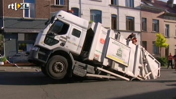 RTL Nieuws Vuilniswagen zakt in de grond