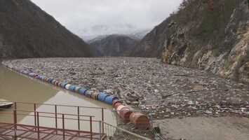 Bosnische rivier wordt vuilstort door zware regenval