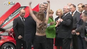 Editie NL Poetin belaagd door naakte vrouwen