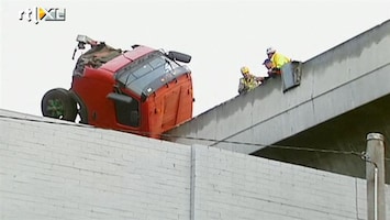 RTL Nieuws Vrachtwagen stort 20 meter van viaduct