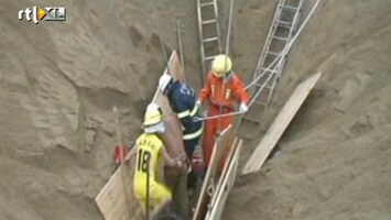 RTL Nieuws Chinees gered uit zandkuil van 10 meter diep
