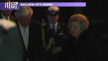 Editie NL Au! Beatrix onderuit op rode loper