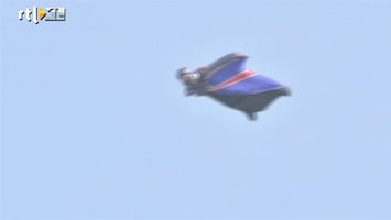 RTL Nieuws Wingsuitman landt zonder parachute