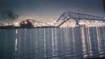 In beeld: gigantische brug stort in na botsing met schip
