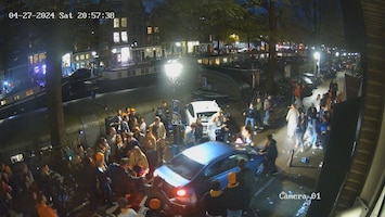 In beeld: automobilist rijdt groep mensen aan op Koningsdag