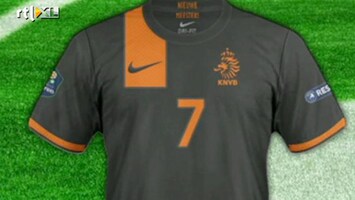 Voetbal International Zwart tenue? Dat is een grap!