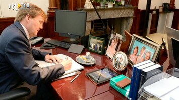 RTL Boulevard Koning Willem Alexander aan zijn bureau