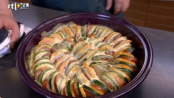 Koffietijd Ovenschotel van zoete aardappel, courgette en rookworst