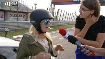 Britt & Ymke En Het Mysterie Van ... Britt staat weer veilig naast de auto