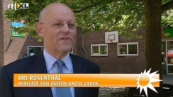 RTL Boulevard Minister Rosenthal geeft les op oude basisschool