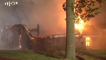 RTL Nieuws Drentse boerderij gaat op in vlammen