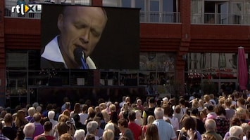 RTL Nieuws Stef Bos zingt op herdenking Alphen