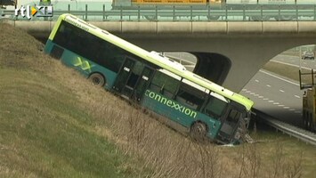 Editie NL Bus rijdt van talud