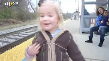 Editie NL Meisje ziet voor 't eerst trein