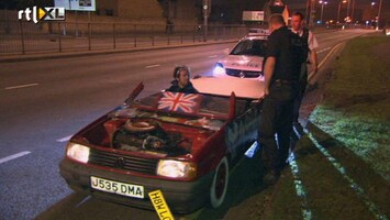 De Politie Op Je Hielen! Auto zonder dak, gordels, ramen en motorkap