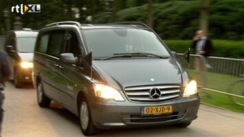 RTL Nieuws Rouwwagen arriveert bij Huis ten Bosch