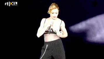 Editie NL Madonna laat boobies zien