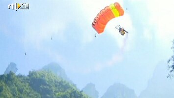 RTL Nieuws Waaghalzen springen in eerste WK wingsuit