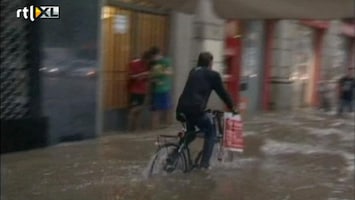 RTL Nieuws Barcelona overvallen door stortbui