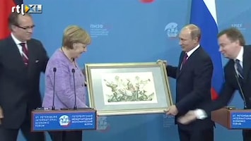 RTL Nieuws Cadeautje voor Merkel na ruzie met Poetin