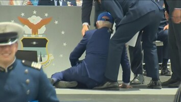 Biden struikelt en valt op podium tijdens Amerikaanse ceremonie