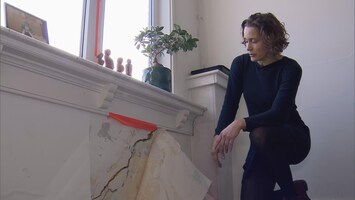 Bij Debora thuis zijn de scheuren zo groot, dat het binnen waait