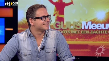 RTL Boulevard Guus Meeuwis aan de desk over Groots met een zachte G