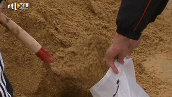RTL Nieuws Zandzakken vullen, maar dan veel sneller