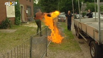 RTL Nieuws Man gooit molotovcocktails naar agenten