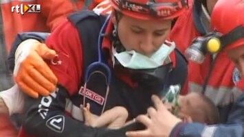 RTL Nieuws Turkse baby na twee dagen uit puin gehaald