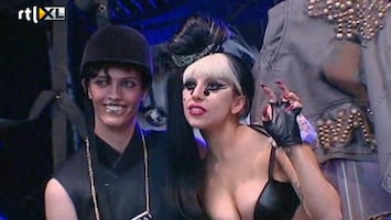 RTL Nieuws 'Kinky' Lady Gaga paait fans