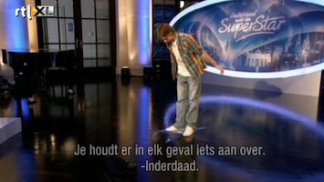 Het Beste Van Idols Worldwide Jurylid geeft schoenen aan kandidaat