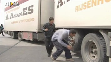 RTL Nieuws Verstekelingen hangen onder vrachtwagen