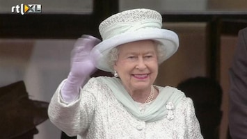 RTL Nieuws Massa juicht Queen toe bij Buckingham Palace