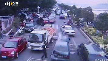 RTL Nieuws Vluchtende autodief ramt 13 auto's