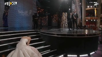 RTL Nieuws Jennifer Lawrence onderuit bij Oscars