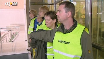 RTL Nieuws Actievoerder Greenpeace dringt binnen in Shell-hoofdkwartier