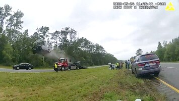 Bizarre crash in VS: auto vliegt metershoog de lucht in