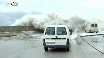 RTL Nieuws Grote golven slaan over Franse kust