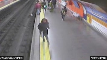 RTL Nieuws Held redt gevallen vrouw van metrospoor