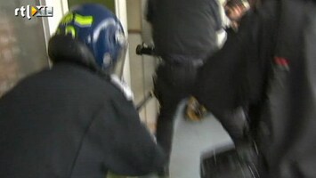 RTL Nieuws Politie doet invallen bij relschoppers