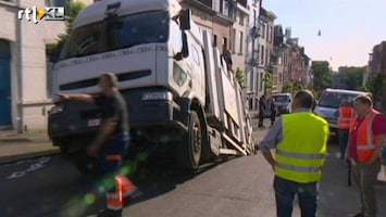 Editie NL Vuilniswagen zakt in weg