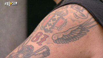 RTL Z Nieuws Hells Angels verlaten hun clubhuis in Amsterdam.