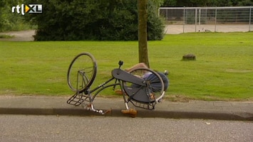 Leven Als Een Prof Ton Lokhoff probeert man van fiets te schieten