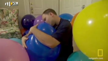 Editie NL Man tongzoent met ballonnen