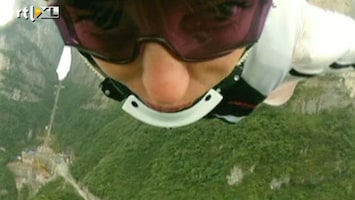 RTL Nieuws Door de bergen vliegen in een wingsuit